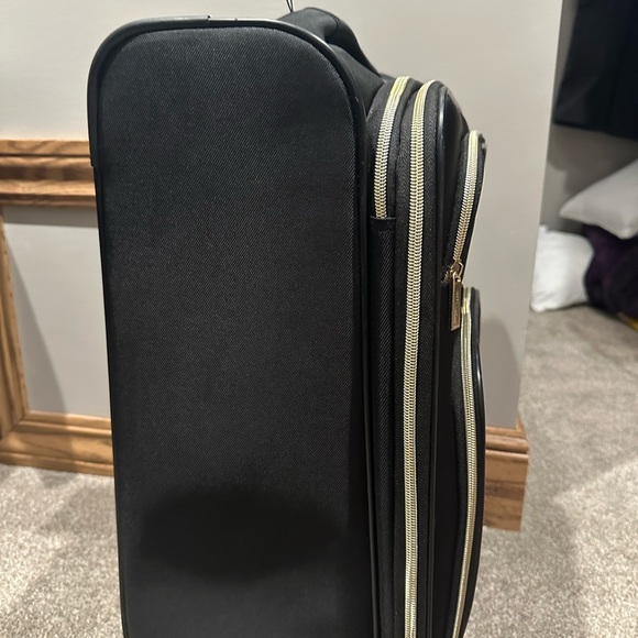 Reaction Kenneth Cole Chelsea 20” soft side Expandable 8-wheeled Carry-On - Picture 10 of 14